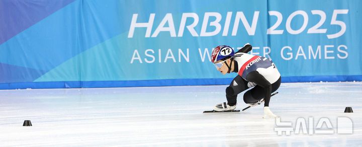 [하얼빈(중국)=뉴시스] 김선웅 기자 = 7일(현지 시간) 중국 하얼빈 헤이룽장 빙상훈련센터에서 열린 2025 하얼빈 동계 아시안게임 쇼트트랙 남자 1500m 준준결승에서 장성우가 역주하고 있다. 2025.02.07. mangusta@newsis.com