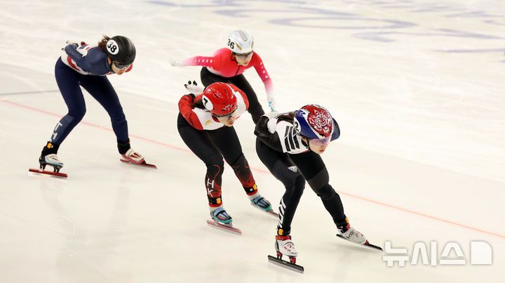 [하얼빈(중국)=뉴시스] 김선웅 기자 = 7일(현지 시간) 중국 하얼빈 헤이룽장 빙상훈련센터에서 열린 2025 하얼빈 동계 아시안게임 쇼트트랙  여자 1000m 예선 경기, 대한민국 최민정이 질주하고 있다. 2025.02.07. mangusta@newsis.com