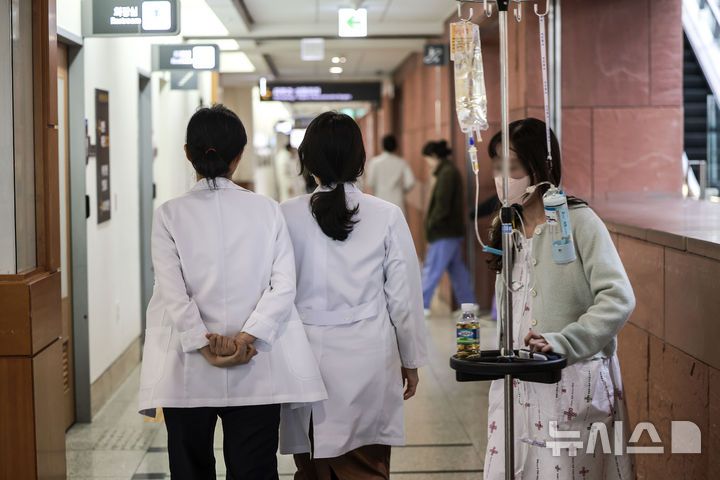 [서울=뉴시스] 정병혁 기자 = 7일 서울시내 대학병원에서 의료진이 이동하고 있다. 2025.02.07. jhope@newsis.com