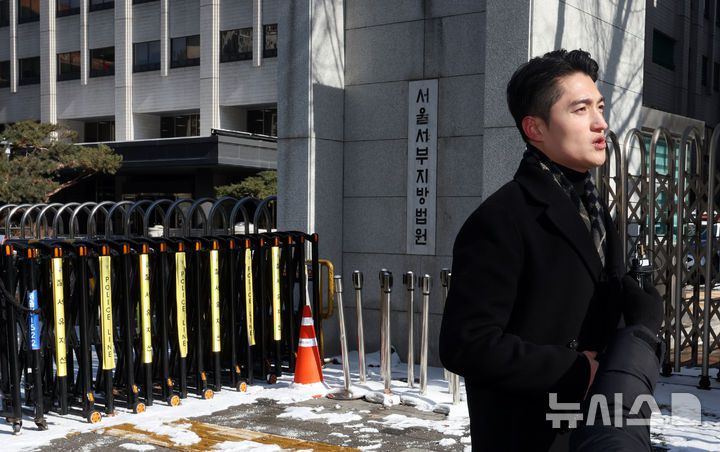 [서울=뉴시스] 김금보 기자 = 지난해 서울 은평구의 한 아파트 단지에서 일본도를 휘둘러 이웃 주민을 살해한 혐의로 재판에 넘겨진 백모(37)씨에 대한 1심 선고일이었던 지난 2월7일 오후 서울 마포구 서울서부지방법원에서 유족 측 변호인이 재판에 출석에 앞서 취재진 질문에 답하고 있다. 2025.02.07. kgb@newsis.com