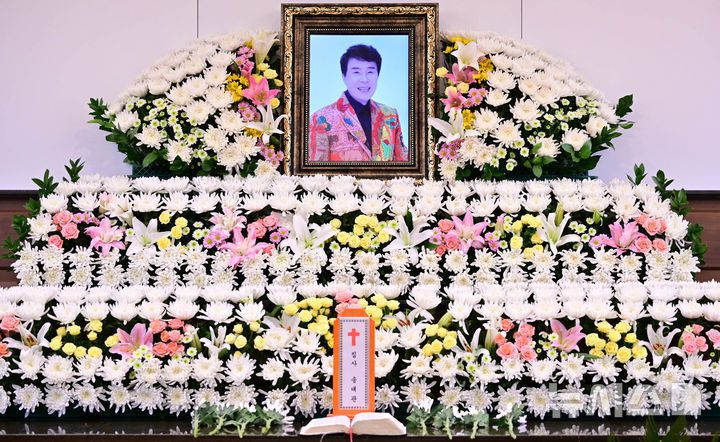 [서울=뉴시스] 사진공동취재단 = 7일 서울 종로구 서울대학교병원 장례식장에 고 송대관의 빈소가 마련되어 있다. 2025.02.07. photo@newsis.com