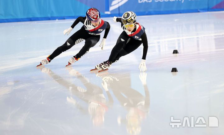 [하얼빈(중국)=뉴시스] 김선웅 기자 = 7일(현지 시간) 중국 하얼빈 헤이룽장 빙상훈련센터에서 열린 2025 하얼빈 동계 아시안게임 쇼트트랙 혼성 2000m 계주 준결승 경기에서 최민정과 김길리가 질주하고 있다. 2025.02.07. mangusta@newsis.com