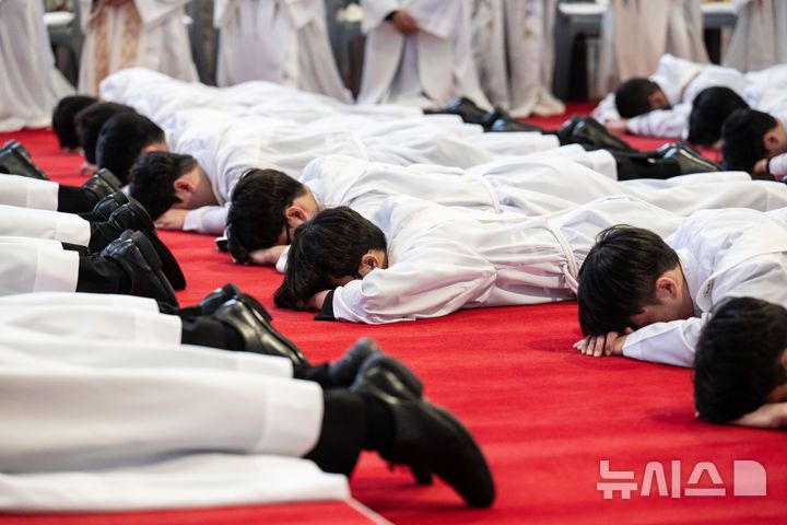 [서울=뉴시스] 사진공동취재단 = 천주교 서울대교구가 서울 중구 명동대성당에서 사제 서품식을 거행한 7일 사제 서품 예정자들이 기도하고 있다. 부제 26명이 이날 성품성사를 받고 사제 품계를 받았다. 2025.02.07. photo@newsis.com