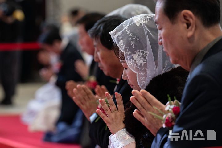 [서울=뉴시스] 사진공동취재단 = 천주교 서울대교구가 서울 중구 명동대성당에서 사제 서품식을 거행한 7일 심임 사제 부모들이 기도하고 있다. 부제 26명이 이날 성품성사를 받고 사제 품계를 받았다. 2025.02.07. photo@newsis.com