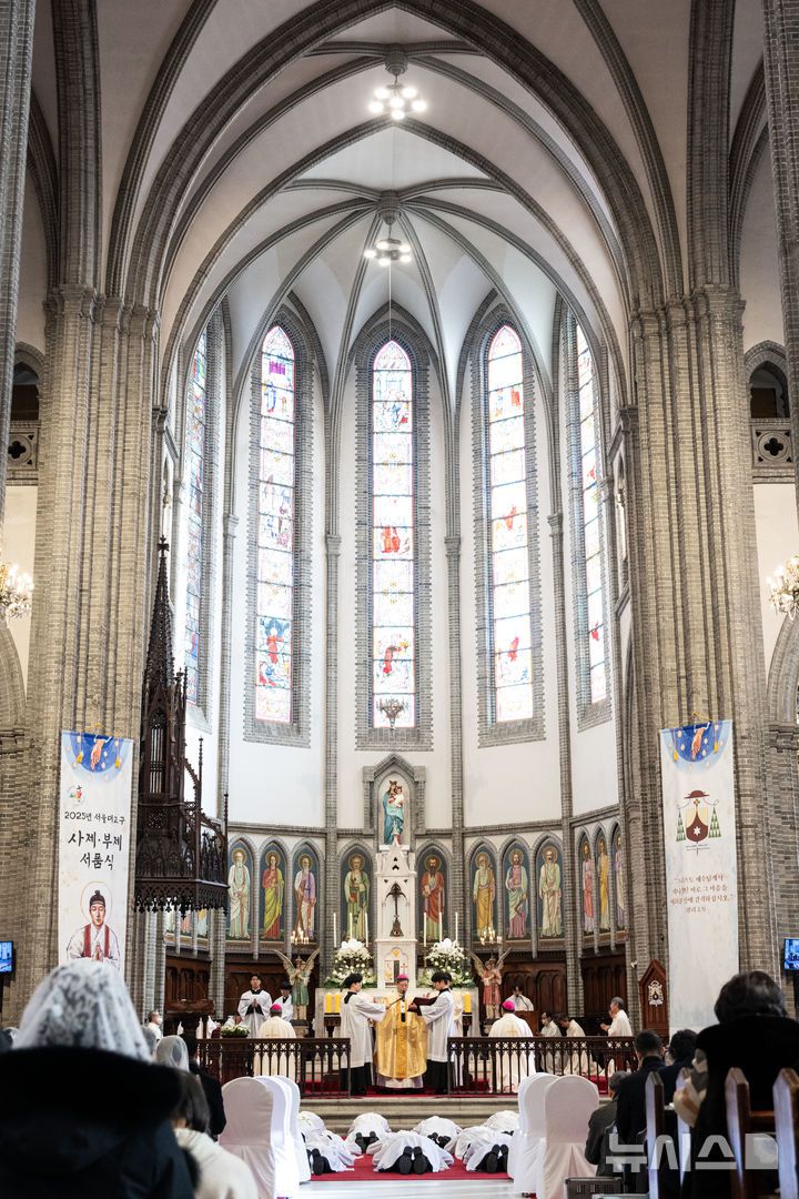 [서울=뉴시스] 사진공동취재단 = 천주교 서울대교구가 서울 중구 명동대성당에서 사제 서품식을 거행한 7일 사제 서품 예정자들이 기도하고 있다. 부제 26명이 이날 성품성사를 받고 사제 품계를 받았다. 2025.02.07. photo@newsis.com