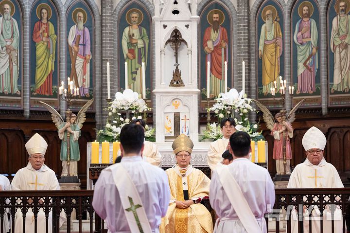 [서울=뉴시스] 사진공동취재단 = 천주교 서울대교구가 서울 중구 명동대성당에서 사제 서품식을 거행한 7일 교구장 정순택 대주교가 식을 주관하고 있다. 부제 26명이 이날 성품성사를 받고 사제 품계를 받았다. 2025.02.07. photo@newsis.com