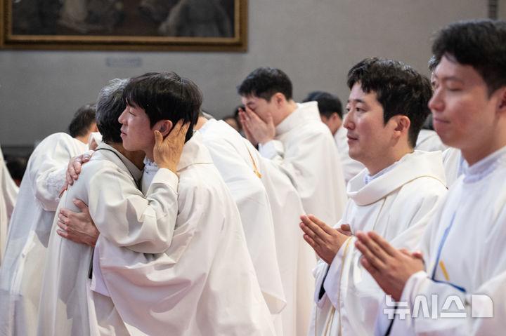 [서울=뉴시스] 사진공동취재단 = 천주교 서울대교구가 서울 중구 명동대성당에서 사제 서품식을 거행한 7일 신임 사제들이 아버지 사제로부터 제의를 수여받고 있다. 부제 26명이 이날 성품성사를 받고 사제 품계를 받았다. 2025.02.07. photo@newsis.com