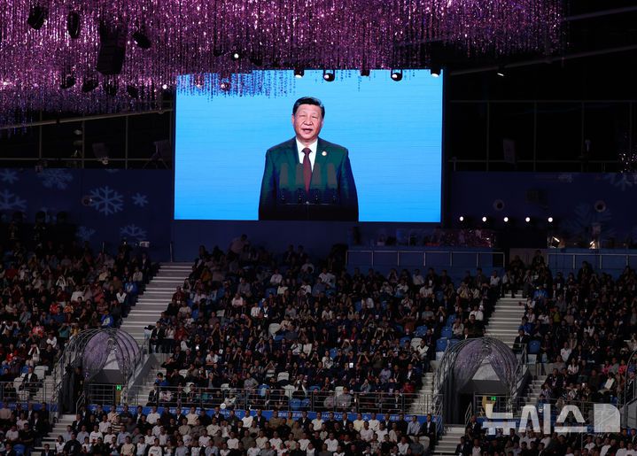 [하얼빈(중국)=뉴시스] 김선웅 기자 = 시진핑 중국 국가주석이 7일(현지 시간) 중국 하얼빈 국제 컨벤션 전시 스포츠센터에서 열린 2025 하얼빈 동계 아시안게임 개막식에서 개막선언을 하고 있다. 2025.02.07. mangusta@newsis.com