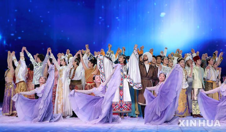 [하얼빈=신화/뉴시스] 7일(현지 시간) 중국 하얼빈 국제 컨벤션 전시 스포츠센터에서 열린 2025 하얼빈 동계 아시안게임 개막식에서 공연이 펼쳐지고 있다. 2025.02.07.