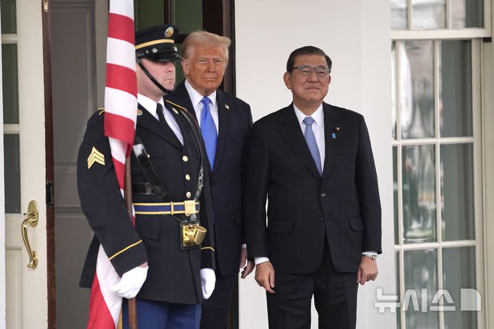 [워싱턴=AP/뉴시스]도널드 트럼프 미국 대통령과 이시바 시게루 일본 총리가 7일(현지 시간) 미국 워싱턴DC 백악관 입구에서 만나 기념촬영하고 있다. 2025.02.08.