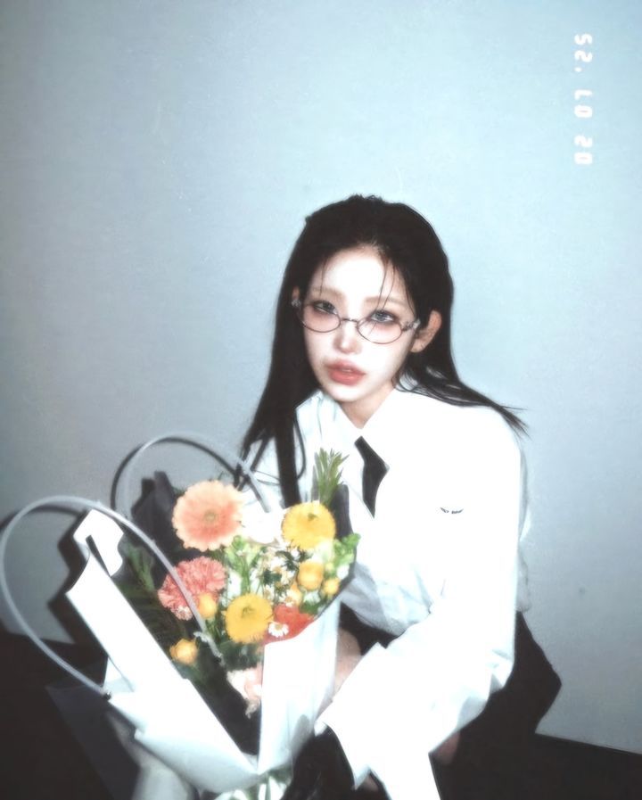 [서울=뉴시스] 인플루언서 최준희가 지난 7일 서울 중구 동대문디자인플라자(DDP)에서 열린 김주한 디자이너의 2025 F/W 서울패션위크 '데일리미러(DAILY MIRROR)' 패션쇼에 참석했다. (사진=데일리 미러 인스타그램, 최준희 인스타그램 캡처) 2025.02.08. photo@newsis.com *재판매 및 DB 금지