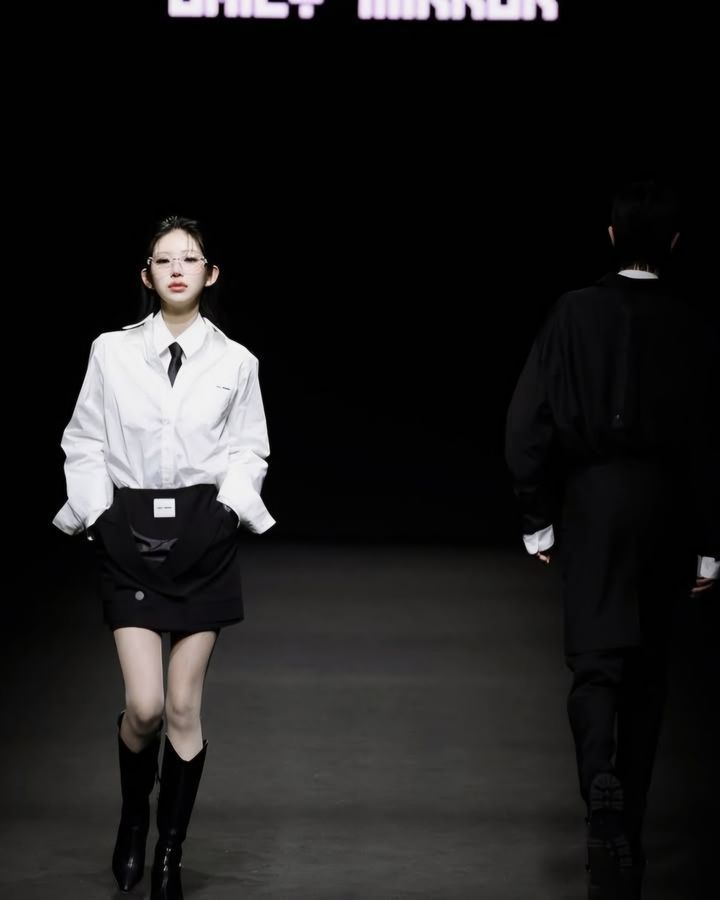 [서울=뉴시스] 인플루언서 최준희가 지난 7일 서울 중구 동대문디자인플라자(DDP)에서 열린 김주한 디자이너의 2025 F/W 서울패션위크 '데일리미러(DAILY MIRROR)' 패션쇼에 참석했다. (사진=데일리 미러 인스타그램, 최준희 인스타그램 캡처) 2025.02.08. photo@newsis.com *재판매 및 DB 금지