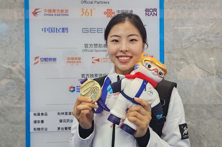 [하얼빈=뉴시스] 김희준 기자 = 스피드스케이팅 국가대표 이나현이 8일 중국 하얼빈 헤이룽장 빙상훈련센터 스피드 스케이팅 오벌에서 열린 2025 하얼빈 동계아시안게임 스피드스케이팅 여자 100m에서 금메달을 차지한 뒤 취재진과의 인터뷰에 응하고 있다. 2025.02.08. jinxijun@newsis.com *재판매 및 DB 금지