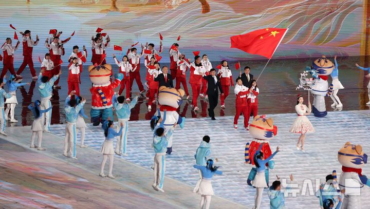 [하얼빈(중국)=뉴시스] 김선웅 기자 = 7일(현지 시간) 중국 하얼빈 국제 컨벤션 전시 스포츠센터에서 열린 2025 하얼빈 동계 아시안게임 개막식에서 중국 선수단이 입장하고 있다. 2025.02.07. mangusta@newsis.com