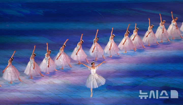 [하얼빈(중국)=뉴시스] 김선웅 기자 = 7일(현지 시간) 중국 하얼빈 국제 컨벤션 전시 스포츠센터에서 열린 2025 하얼빈 동계 아시안게임 개막식에서 공연이 펼쳐지고 있다. 2025.02.07. mangusta@newsis.com