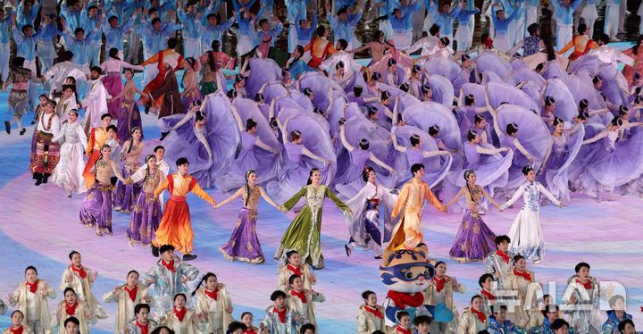 [하얼빈(중국)=뉴시스] 김선웅 기자 = 7일(현지 시간) 중국 하얼빈 국제 컨벤션 전시 스포츠센터에서 열린 2025 하얼빈 동계 아시안게임 개막식에서 공연이 펼쳐지고 있다. 2025.02.07. mangusta@newsis.com