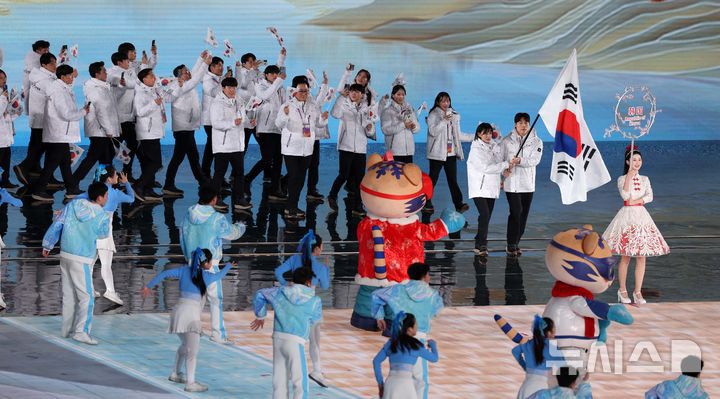 [하얼빈(중국)=뉴시스] 김선웅 기자 = 7일(현지 시간) 중국 하얼빈 국제 컨벤션 전시 스포츠센터에서 열린 2025 하얼빈 동계 아시안게임 개막식에서 대한민국 선수단이 입장하고 있다. 2025.02.07. mangusta@newsis.com