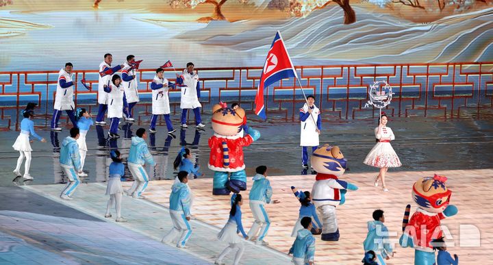 [하얼빈(중국)=뉴시스] 김선웅 기자 = 7일(현지 시간) 중국 하얼빈 국제 컨벤션 전시 스포츠센터에서 열린 2025 하얼빈 동계 아시안게임 개막식에서 북한 선수단이 입장하고 있다. 2025.02.07. mangusta@newsis.com