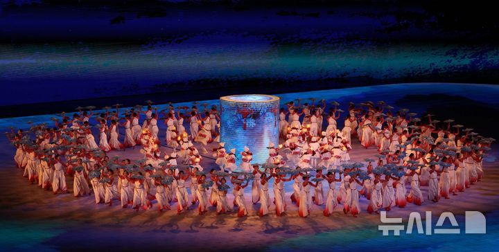 [하얼빈(중국)=뉴시스] 김선웅 기자 = 7일(현지 시간) 중국 하얼빈 국제 컨벤션 전시 스포츠센터에서 열린 2025 하얼빈 동계 아시안게임 개막식에서 공연이 펼쳐지고 있다. 2025.02.07. mangusta@newsis.com