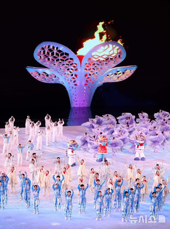 [하얼빈(중국)=뉴시스] 김선웅 기자 = 7일(현지 시간) 중국 하얼빈 국제 컨벤션 전시 스포츠센터에서 열린 2025 하얼빈 동계 아시안게임 개막식에서 스크린에 성화 장면이 송출되고 있다. 2025.02.07. mangusta@newsis.com