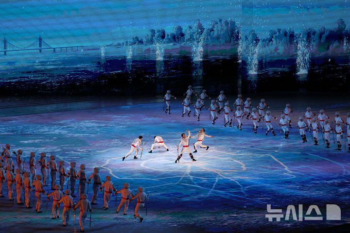 [하얼빈(중국)=뉴시스] 김선웅 기자 = 7일(현지 시간) 중국 하얼빈 국제 컨벤션 전시 스포츠센터에서 열린 2025 하얼빈 동계 아시안게임 개막식에서 공연이 펼쳐지고 있다. 2025.02.07. mangusta@newsis.com