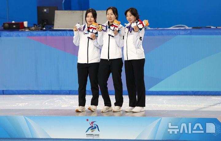 [하얼빈(중국)=뉴시스] 김선웅 기자 = 8일(현지 시간) 중국 하얼빈 헤이룽장 빙상훈련센터에서 열린 2025 하얼빈 동계 아시안게임 쇼트트랙 여자 500m 시상식에서 최민정, 김길리, 이소연이 각각 금, 은, 동메달을 수상하고 있다. 2025.02.08. mangusta@newsis.com