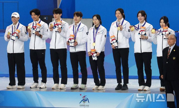[하얼빈(중국)=뉴시스] 김선웅 기자 = 8일(현지 시간) 중국 하얼빈 헤이룽장 빙상훈련센터에서 열린 2025 하얼빈 동계 아시안게임 쇼트트랙 혼성 2000m 계주 시상식에서대한민국 대표팀 선수들이 금메달을 수상하고 있다. 2025.02.08. mangusta@newsis.com