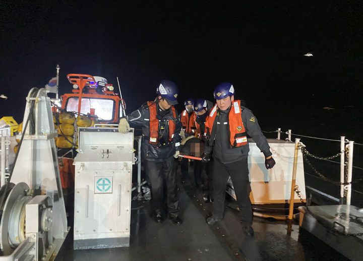 [여수=뉴시스] 박기웅 기자 = 9일 오전 1시41분께 전남 여수시 하백도 동쪽 약 17㎞ 해상에서 139t급 어선 22서경호의 침몰 추정 사고가 발생, 해경이 구조한 선원을 이송하고 있다. (사진 = 여수해양경찰서 제공) 2025.02.09. photo@newsis.com *재판매 및 DB 금지