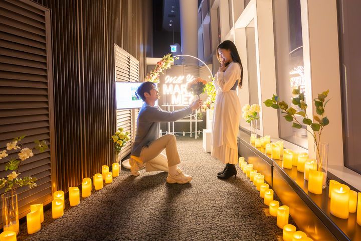 서울스카이 '프러포즈 전용 공간'에서 프러포즈를 하는 연인 *재판매 및 DB 금지