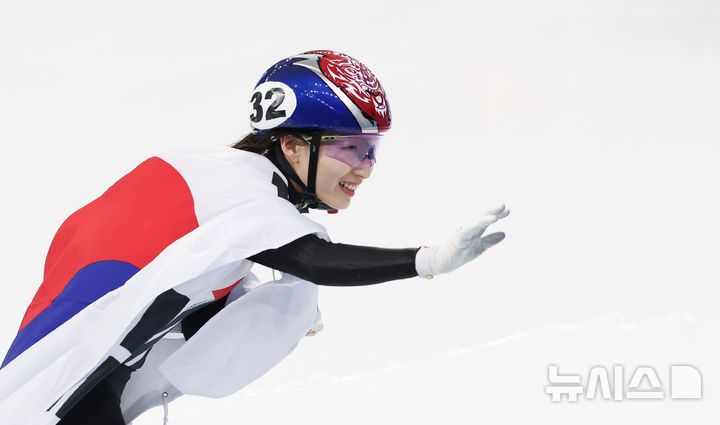 [하얼빈(중국)=뉴시스] 김선웅 기자 = 최민정이 9일(현지 시간) 중국 하얼빈 헤이룽장 빙상훈련센터에서 열린 2025 하얼빈 동계 아시안게임 쇼트트랙 여자 1000m 결승 경기에서 금메달을 따낸 뒤 태극기를 들고 기뻐하고 있다. 2025.02.09. mangusta@newsis.com
