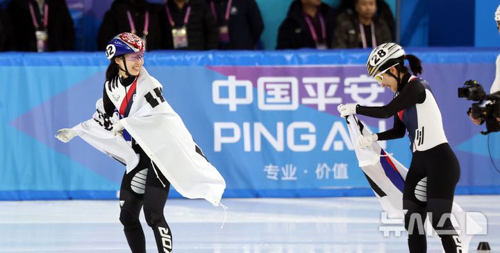 [하얼빈(중국)=뉴시스] 김선웅 기자 = 9일(현지 시간) 중국 하얼빈 헤이룽장 빙상훈련센터에서 열린 2025 하얼빈 동계 아시안게임 쇼트트랙 여자 1000m 결승 경기에서 금메달을 차지한 최민정과 은메달을 차지한 김길리가 태극기를 들고 기뻐하고 있다. 2025.02.09. mangusta@newsis.com