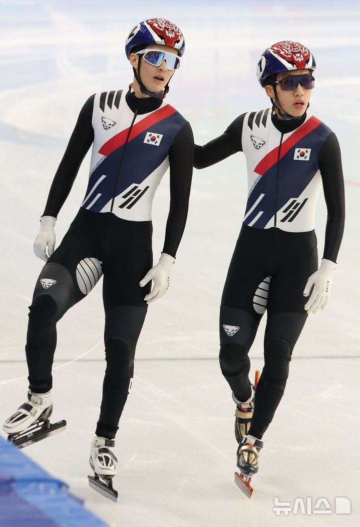 [하얼빈(중국)=뉴시스] 김선웅 기자 = 9일(현지 시간) 중국 하얼빈 헤이룽장 빙상훈련센터에서 열린 2025 하얼빈 동계 아시안게임 쇼트트랙 남자 1000m 결승 경기에서 금메달을 차지한 장성우(왼쪽)와 은메달을 차지한 박지원이 경기 결과를 바라보고 있다. 2025.02.09. mangusta@newsis.com