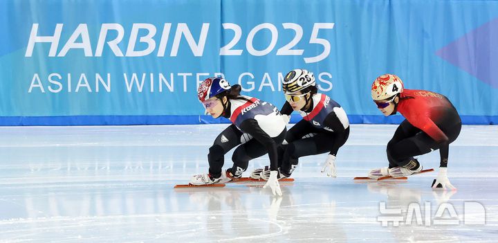 [하얼빈(중국)=뉴시스] 김선웅 기자 = 지난 9일(현지 시간) 중국 하얼빈 헤이룽장 빙상훈련센터에서 열린 2025 하얼빈 동계 아시안게임 쇼트트랙 여자 1000m 결승 경기에서 최민정(왼쪽), 김길리가 역주하고 있다. 2025.02.09. mangusta@newsis.com