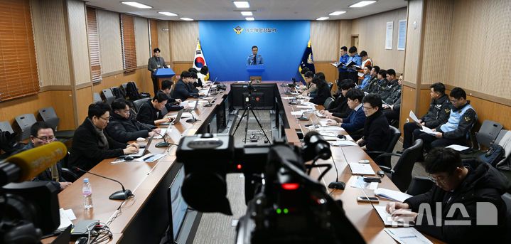 [여수=뉴시스] 이영주 기자 = 9일 오후 전남 여수시 여수해양경찰서 브리핑장에서 이날 새벽 침몰한 것으로 추정되는 제22서경호 관련 브리핑이 열리고 있다. 앞서 이날 오전 1시41분께 여수시 삼산면 하백도 동쪽 17㎞ 해상에서 저인망 어선인 139t급 대형 트롤 선박 제22서경호가 사라졌다는 신고가 접수됐다. 승선원 14명 중 8명이 구조됐으나 한국인 선장·선원 4명이 숨졌다. 외국인 선원 4명은 생명에 지장이 없는 것으로 알려졌다. 현재까지 실종 선원은 한국인 4명, 인도네시아인 1명, 베트남인 1명 등 총 6명이다. 2025.02.09. leeyj2578@newsis.com