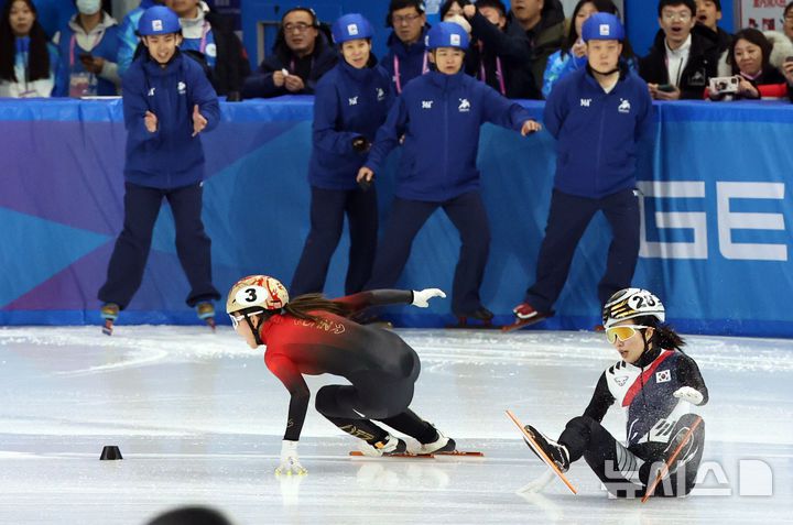 [하얼빈(중국)=뉴시스] 김선웅 기자 = 9일(현지 시간) 중국 하얼빈 헤이룽장 빙상훈련센터에서 열린 2025 하얼빈 동계 아시안게임 쇼트트랙 여자 3000m 계주 결승 경기에서 김길리가 미끄러러지고 있다. 2025.02.09. mangusta@newsis.com