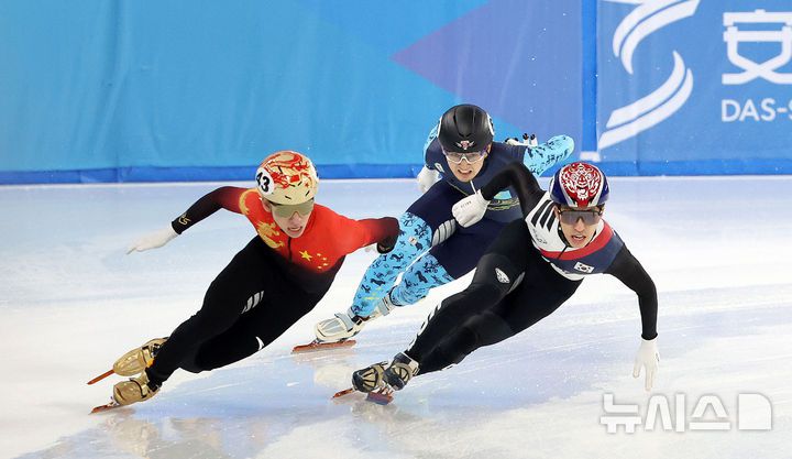 [하얼빈(중국)=뉴시스] 김선웅 기자 = 9일(현지 시간) 중국 하얼빈 헤이룽장 빙상훈련센터에서 열린 2025 하얼빈 동계 아시안게임 쇼트트랙 남자 5000m 계주 결승 경기에서 박지원과 린샤오쥔이 질주하고 있다. 2025.02.09. mangusta@newsis.com