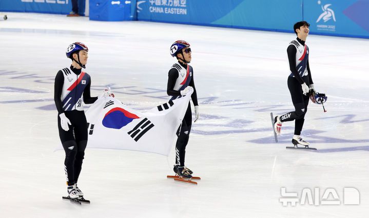 [하얼빈(중국)=뉴시스] 김선웅 기자 = 지난 9일(현지 시간) 중국 하얼빈 헤이룽장 빙상훈련센터에서 열린 2025 하얼빈 동계 아시안게임 쇼트트랙 남자 5000m 계주 결승 경기에서 대한민국 선수들이 실격으로 메달 획득에 실패하자 아쉬워하고 있다. 2025.02.09. mangusta@newsis.com