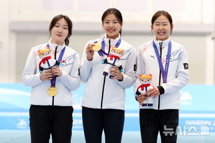 [하얼빈(중국)=뉴시스] 김선웅 기자 = 김민지와 이나현, 김민선이 9일(현지 시간) 중국 하얼빈 헤이룽장 빙상훈련센터 스피드스케이팅 오벌에서 열린 2025 하얼빈 동계 아시안게임 스피드 스케이팅 여자 팀 스프린트 시상식에서 금메달을 걸고 포즈를 취하고 있다. 2025.02.09. mangusta@newsis.com