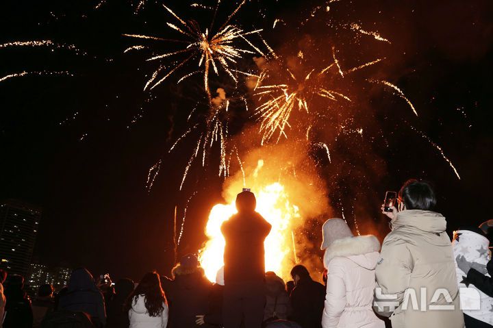 [서울=뉴시스] 최동준 기자 = 9일 서울 영등포구 안양천 둔치에서 액운을 태우고 한 해의 건강과 풍요를 기원하는 정월대보름 달집 태우기 행사가 열리고 있다. 2025.02.09. photocdj@newsis.com