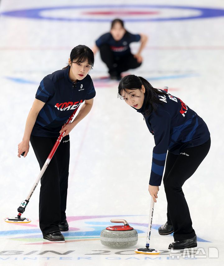 [하얼빈(중국)=뉴시스] 김선웅 기자 = 9일(현지 시간) 중국 하얼빈 핑팡 컬링 아레나에서 2025 하얼빈 동계아시안게임 여자 컬링 예선 라운드 로빈 3차전 대한민국과 일본의 경기가 진행되고 있다. 2025.02.09. mangusta@newsis.com