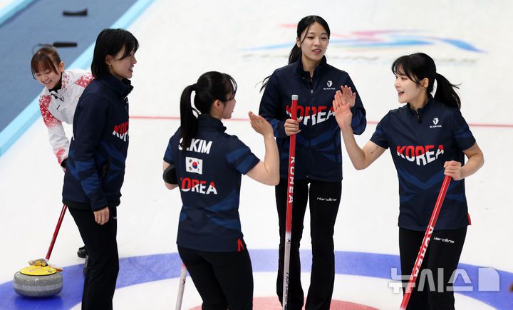[하얼빈(중국)=뉴시스] 김선웅 기자 = 9일(현지 시간) 중국 하얼빈 핑팡 컬링 아레나에서 열린 2025 하얼빈 동계아시안게임 여자 컬링 예선 라운드 로빈 3차전 경기에서 6-4로 일본에 승리를 거둔 대한민국 선수들이 자축하고 있다. 2025.02.09. mangusta@newsis.com