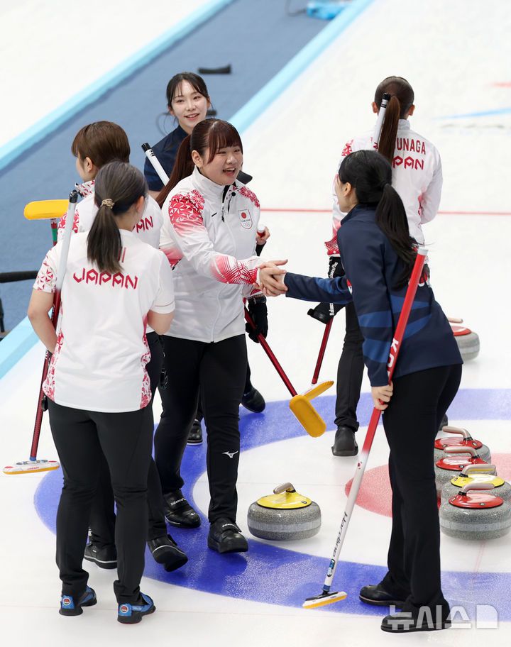 [하얼빈(중국)=뉴시스] 김선웅 기자 = 9일(현지 시간) 중국 하얼빈 핑팡 컬링 아레나에서 열린 2025 하얼빈 동계아시안게임 여자 컬링 예선 라운드 로빈 3차전 경기에서 6-4로 승리를 거둔 대한민국 선수들이 일본 선수들과 인사를 나누고 있다. 2025.02.09. mangusta@newsis.com
