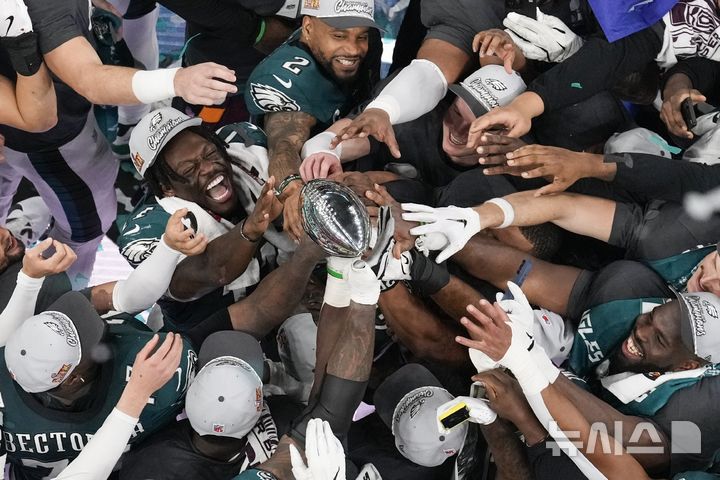 [뉴올리언스=AP/뉴시스] 필라델피아 이글스 선수들이 9일(현지 시간) 미 루이지애나주 뉴올리언스의 시저스 슈퍼돔에서 열린 2024-25 미국미식축구리그(NFL) 제59회 슈퍼볼 정상에 올라 트로피를 들고 환호하고 있다. 필라델피아는 3연패를 노리던 캔자스시티 치프스를 40-22로 꺾고 정상에 올랐으며 통산 2번째 우승을 차지했다. 2025.02.10.