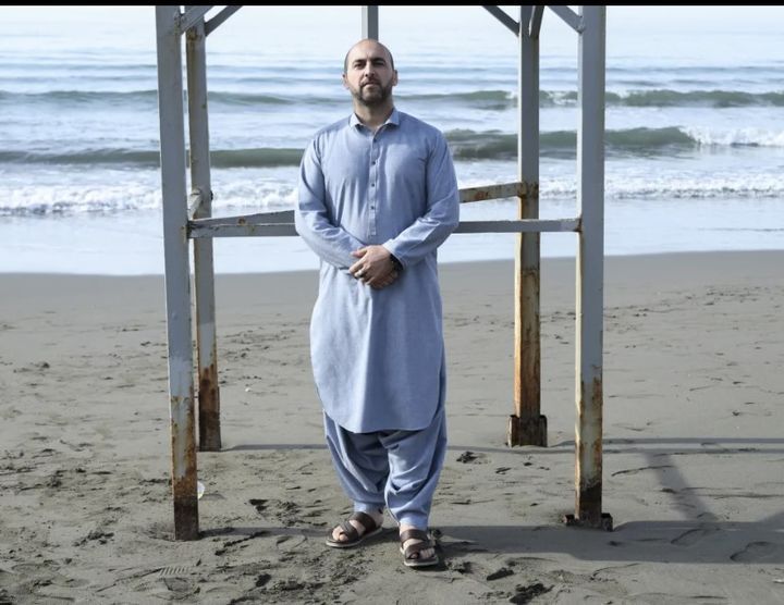 [성진(알바니아)=AP/뉴시스] 아프가니스탄 주둔 미국과 일했던 모하마드 이르라힘이 지난달 27일 알바비아 북서쪽 성진 지역의 한 해안에서 난감한 표정으로 서있다.2025.02.10. *재판매 및 DB 금지