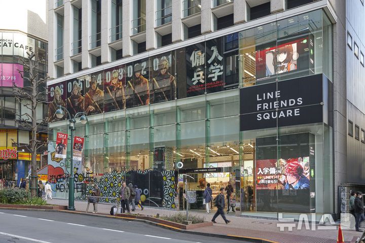 [도쿄=뉴시스] 일본 도쿄 라인프렌즈 스퀘어 시부야에서 운영 중인 네이버웹툰(라인망가) '입학용병' 팝업스토어 '완벽한 용병' 외부 전경 (사진=네이버웹툰 제공)