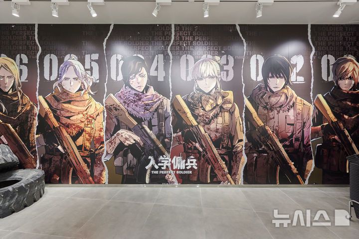 [도쿄=뉴시스] 일본 도쿄 라인프렌즈 스퀘어 시부야에서 운영 중인 네이버웹툰(라인망가) '입학용병' 팝업스토어 '완벽한 용병' 내부 전경 (사진=네이버웹툰 제공)