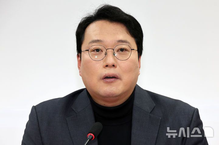[서울=뉴시스] 조성우 기자 = 천하람 개혁신당 당대표 권한대행 겸 원내대표가 10일 오전 서울 여의도 국회에서 열린 최고위원회에서 발언하고 있다. 2025.02.10. xconfind@newsis.com