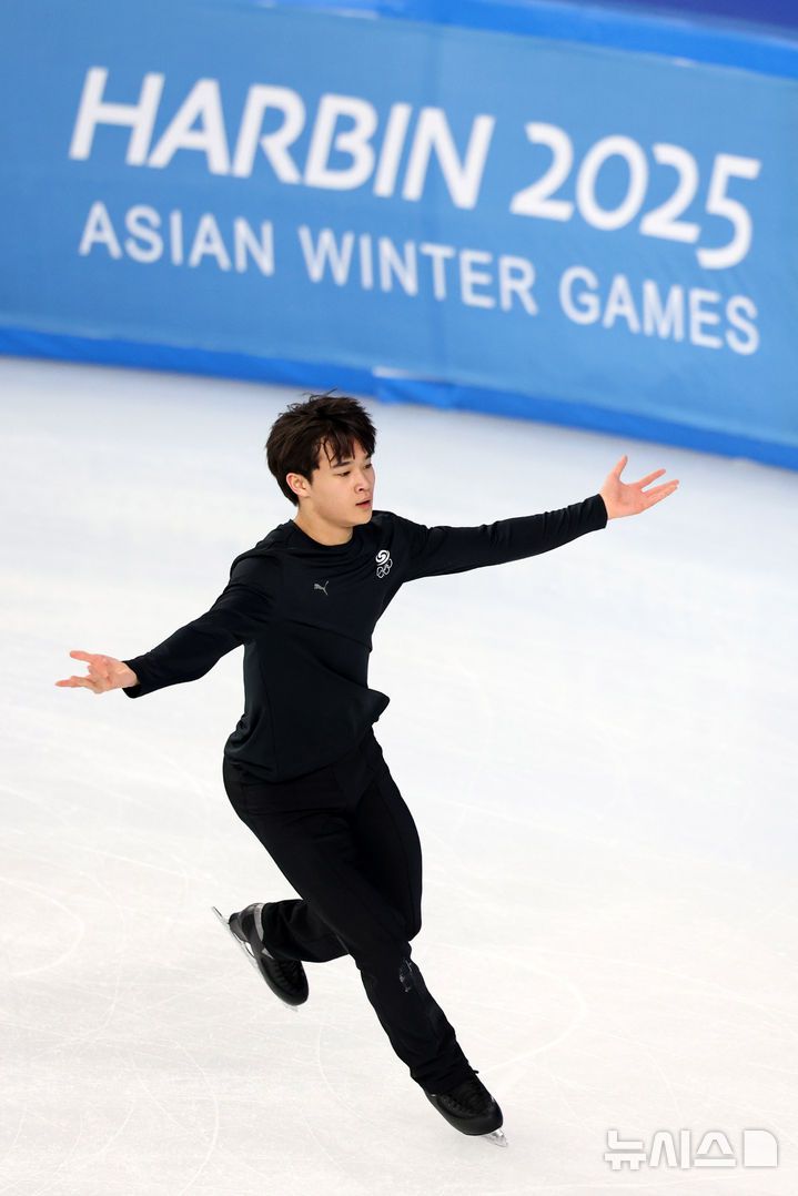 [하얼빈(중국)=뉴시스] 김선웅 기자 = 하얼빈 동계아시안게임 피겨스케이팅 남자 싱글에 출전하는 김현겸이 10일(현지 시간) 중국 하얼빈 헤이룽장 빙상훈련센터에서 훈련을 하고 있다. 2025.02.10. mangusta@newsis.com