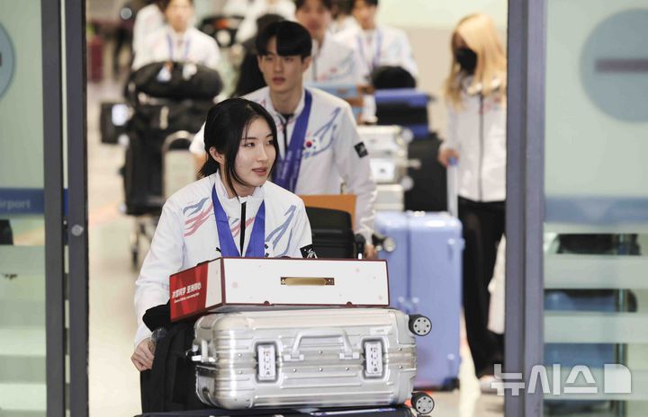 [인천공항=뉴시스] 김근수 기자 = 2025 하얼빈 동계아시안게임에 참가한 쇼트트랙 김길리가 10일 인천국제공항 제1여객터미널 입국장으로 귀국하고 있다. 2025.02.10. ks@newsis.com