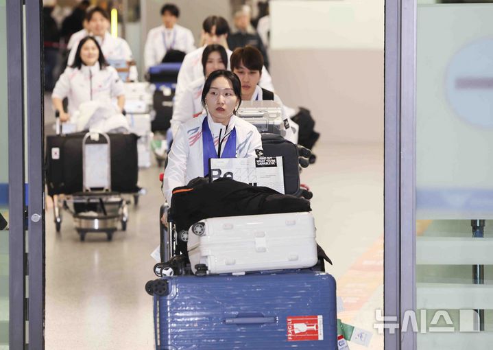 [인천공항=뉴시스] 김근수 기자 = 2025 하얼빈 동계아시안게임에서 3관왕을 차지한 쇼트트랙 최민정이 10일 인천국제공항 제1여객터미널 입국장으로 귀국하고 있다. 2025.02.10. ks@newsis.com